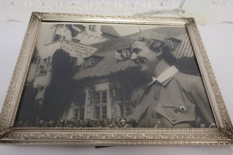 Foto von der Kronprinzessin Ingrid in Stehrahmen mit gewölbtem Glas
In gutem Stande