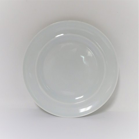 Bing & Grondahl. White, Henning Koppel. Cake plate. Diameter 16 cm. (2. 
Sorting). There are 7 pieces in stock. The price is per piece.