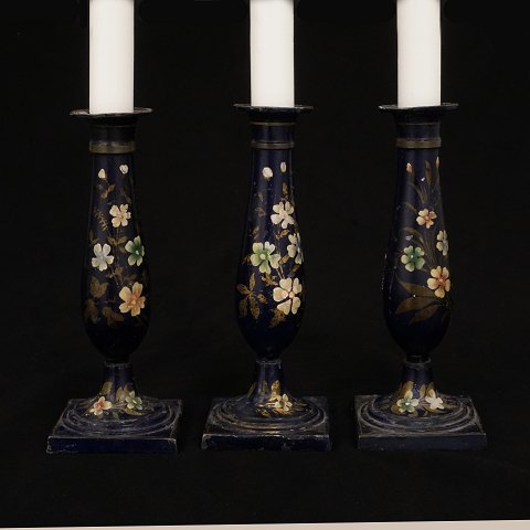 Satz von drei Zinnleuchtern mit Blumenmotiven. Um 
1830. H: 18,5cm