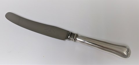 Gammel riflet. Sølv middagskniv (830). Længde 25 cm. Der er 10 styk på lager. 
Prisen er per styk.
