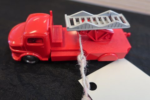 Für Sammler: 
LEGO Feuerwehrauto/Feuerwehrwagen mit einer kurzen Leiter
Produktionsdata "LEGO"