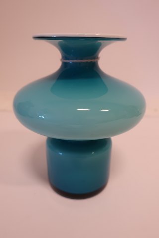 Carnaby Vase von Holmegaard / Fyns Glasværk, Dänemark
Türkis blau mit Innenseite aus opal weiss glas
Design: Per Lütken (1916-1998)
Produciert: 1968 - 1976
H: 15,4cm