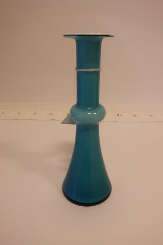 Carnaby Vase von Holmegaard / Fyns Glasværk, Dänemark
Türkis blau mit Innenseite aus opal weiss glas
Design: Per Lütken (1916-1998)
Produciert: 1968 - 1976
H: 21cm
