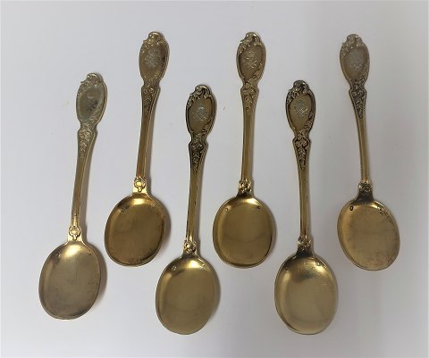 French silver sauce spoons. Silver cutlery (950). Gold plated. Length 13.6 cm. A 
set of 6 pieces. They are marked with crown & HH. Prince Harald & Princess 
Helena.