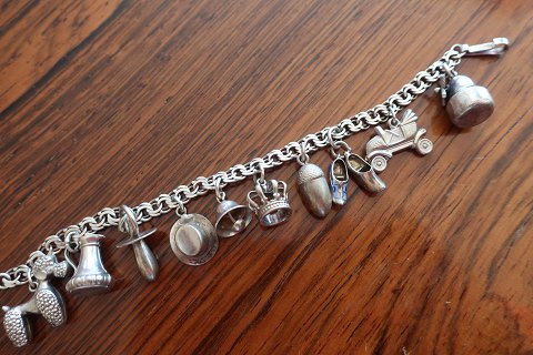 Armband, silber, bismark, mit 10 Anhängsel
- Puddel
- Kanne
- Schnuller
- Hat
- Glocke
- Krone
- Eichel
- Holzschuh / Holzpantoffel
- Oldtimer
- Mühle
Um 1960
L: 15cm
Armband und Anhängsel sind nie geputzt