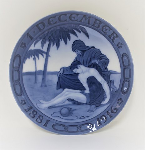 Royal Copenhagen. Memorial Plate # 165. Odd Fellow. The Good Samaritan 1916. 
Diameter 20.5 cm.