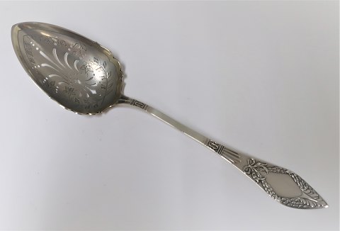 Silber Erdbeerlöffel (830). Länge 27 cm. Produziert 1907