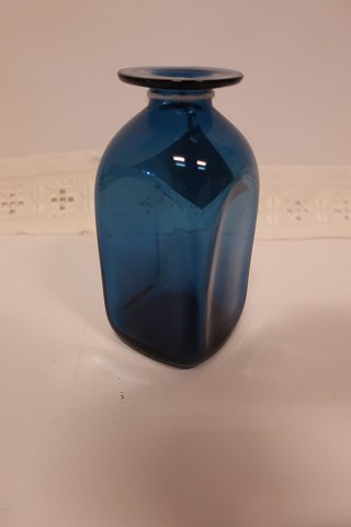 Vase aus Kastrup Glasværk, Dänemark
Aus der Capri Serie
Blaue Vase aus klarem blauem Glas
Design: Jacob E. Bang (1899-1965)
Produciert Fyns Glasværk in 1961 (produciert bis 1973)
H: um 15cm
In gutem Zustand