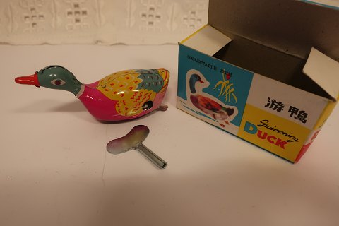 Für den Sammler:
"Swimming Duck" (Ente, die schwimmt), aus Blech
Die Ente kann aufgezogen werden, sie funktioniert, und sie ist wie neue
Der originale Karton und Schlüssel kommen mit
Die Ente hat lange Beine