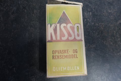 Karton mit Spül- und Reinigungsmittel "KISSO", Dänemark
Aus der "Oliemøllen, Dänemark
Der Karton ist mit originalem Inhalt und mit dem originalen Papier
Spezielle Texten auf dem Karton
Wir haben eine grosse Auswahl von alten Waren