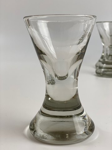 Altes Freimaurerglas, sanduhrförmig, 12,50 Zentimeter hoch; Durchmesser ca. 7 
Zentimeter