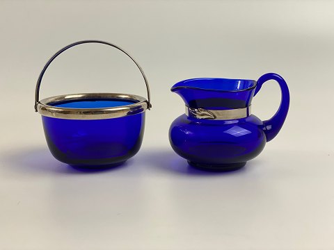 Zuckerdose und Cremekanne aus blauem Glas mit silberfarbener Fassung