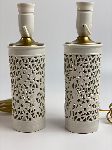Paar chinesische / asiatische Blanc de Chine-Lampen mit blühenden Kirschzweigen 
aus der Mitte des 20. Jahrhunderts