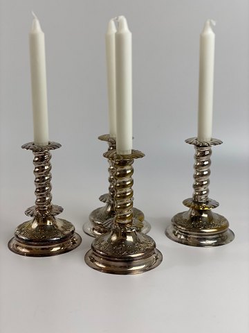 Gedrehte Kerzenhalter in Barockform aus versilbertem Messing, erste Hälfte des 
20. Jahrhunderts