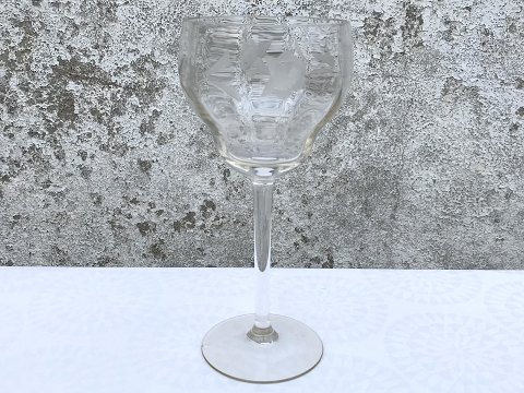Glas mit optischen Streifen und Rosenschleifen
Rotwein
* 80kr