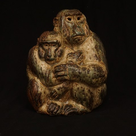 Knud Kyhn, 1880-1969, Steingut: Figurengruppe mit 
Affen. Signiert und datiert 1943. H: 30cm