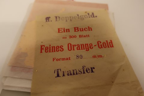 Blattgold
Doppel Gold Transfer
Doppel Gold ist bei der Arbeit mit Vergoldung verwendet 
Orange-Guld / Doppel Gold
Kleine Bücher mit mehrere Blättern
Mass: 80 x 80 mm