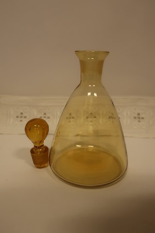 Karaffe/Glasflasche mit Stöpsel
H: um 21cm, inklusive des Stöpsel