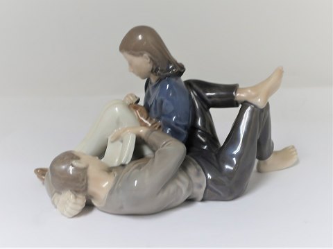 Königliches Kopenhagen. Porzellanfigur. Junges Paar. Modell 4649. Höhe 10,5 cm. 
(1 Wahl)
