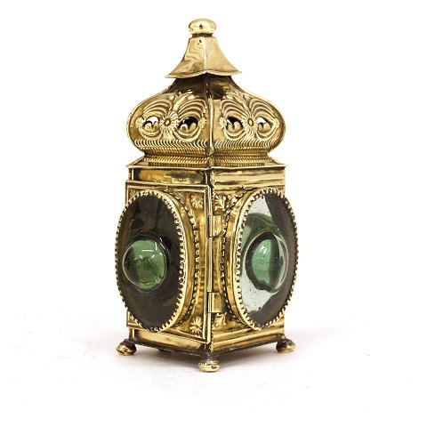 A mid 18th century brass candle lantern. Circa 
1750. H: 19cm