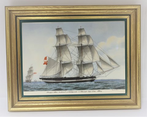Bing & Grøndahl. Porcelæn. Danske skibsportrætter. Billed af Briggen "Sara". Mål 
: Bredde 38* 30 cm. Der er produceret 3500, og denne er no.826