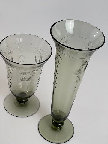 Paar Art-Deco-Vasen in der Farbe Rauchtopas mit Grüntönung aus den 1930er 
Jahren. Schwedischer Grace-Stil, aber wahrscheinlich vom dänischen Holmegaard