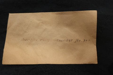 Alter, spezieller Christbaumschmuck
Dänische Girlande aus Flaggen Nr. 35 im alten Umschlag, der nie geöffnet ist