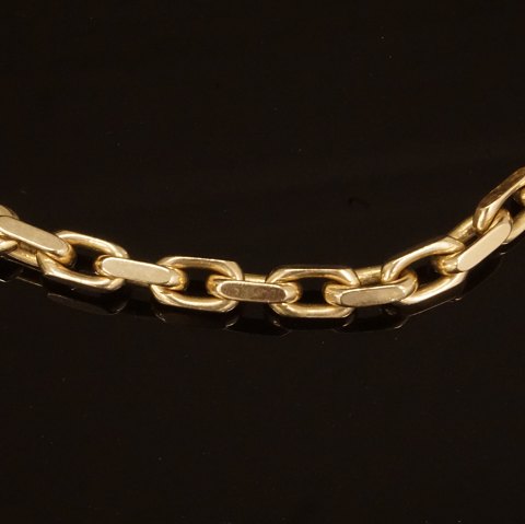 An anchor necklace of 14kt gold. L: 59cm. W: 54gr