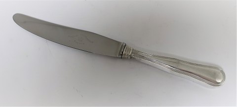 Dobbeltriflet. Sølvbestik (830). Stemplet HD (Danielsen). Frokostkniv. Længde 
20,7 cm. Der er 8 styk på lager. Prisen er per styk.