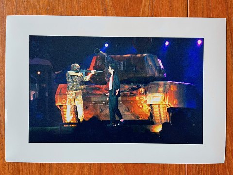 Vintage Pressefoto von Michael Jackson, der vor Panzer auf Raupenfüßen während 
der HIStory World Tour in Moskau, Russland 1996 steht.