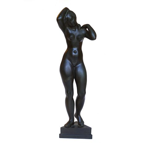 Johannes C. Bjerg, Bronzenskuptur. Johannes C.  
Bjerg, 1886-1955, Stauette aus Bronze. Signiert. 
H: 55cm