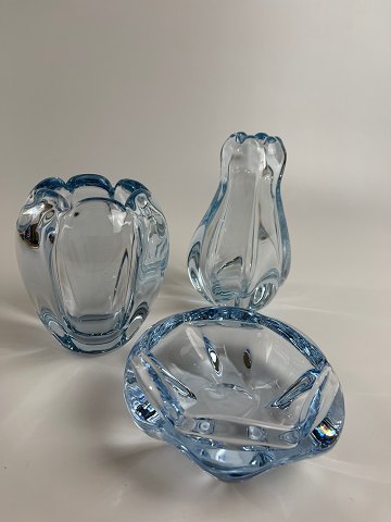 Vicke Lindstrand für Swedish Orrefors, 2 Vasen und eine Schale aus der Serie 
Stella Polaris, eisblaues Glas aus Schweden