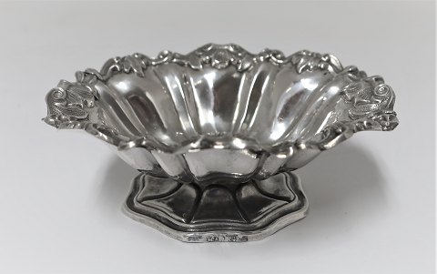 Small Russian silver bowl (84). Length 10 cm. Height 4 cm.