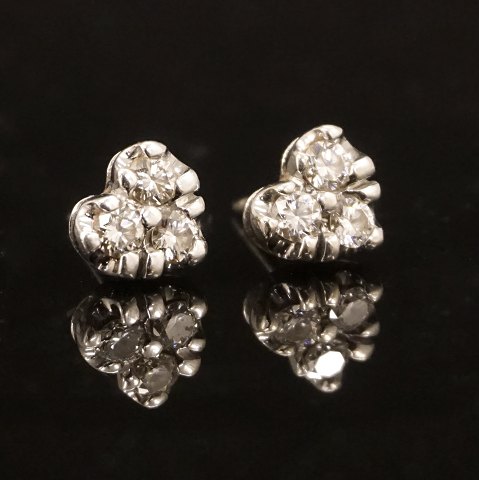 Pair of 14kt white gold earrings each with 3 
diamonds of circa 0,1ct