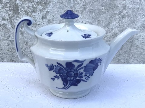 Royal Copenhagen
Edged blue flower
tea pot
# 10/8561
* 875 DKK
