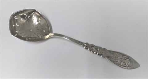 Silberner (830) Servierlöffel mit Eulenmotiv. Länge 20 cm. Hergestellt 1905.