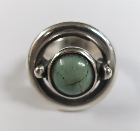 Hans Hansen sølvring (925) med grøn sten. Sten er lettere slidt. Ringstørrelse 
53.