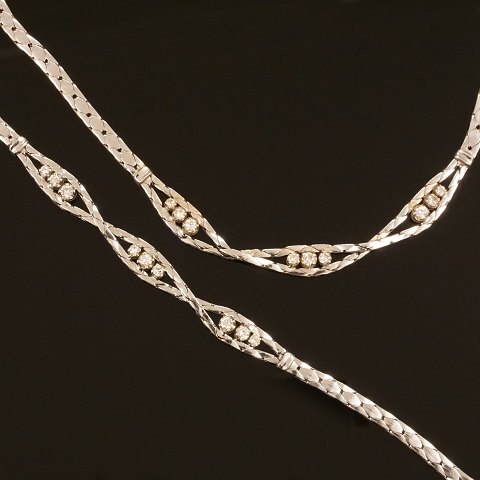 Set of 14 whitegold neck- and bracelet, 14kt 
whitegold with diamonds by Jos, Kahn, Copenhagen, 
1957-90. Circa 1,0ct. Necklace L: 43cm. Bracelet: 
L 19cm