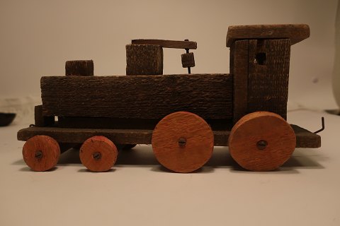 Lokomotive aus Holz
Eine alte hausgemachte Lokomotive, die aus Holz gemacht ist