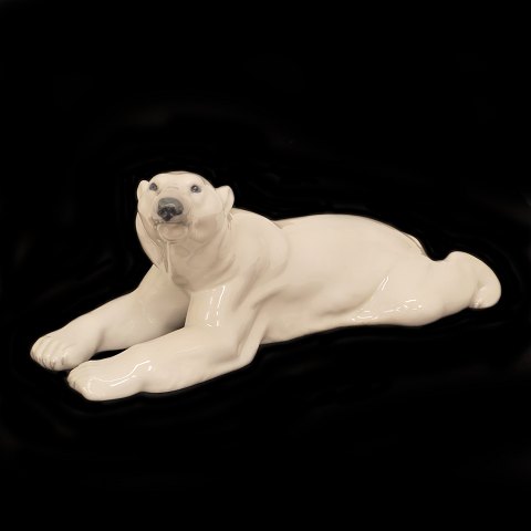 Royal Copenhagen polar bear #1250. H: 12,5cm. L: 
31cm