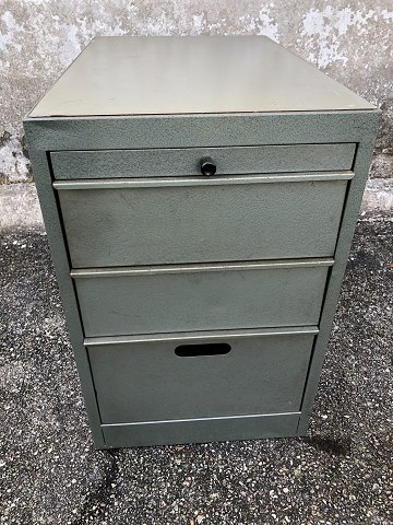 File cabinet with drawers
metal
875 DKK