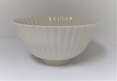 Royal Copenhagen. Thorkild Olsen. White bowl. Model 2022. Height 10 cm. Diameter 
21 cm. (1 quality)