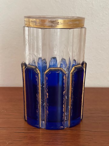 Antike Vase aus tafelgeschliffenem Kristall in kobaltblauem und farblosem Glas 
mit Vergoldungen und dezentem Blumenmuster, im Stil von Moser, 19.-20. 
Jahrhundert
