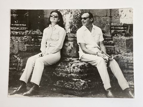 Jackie Kennedy und Lord Harlech, William David Ormsby-Gore, in Kambodscha in den 
1960er Jahren – Vintage-Schwarzweißfoto, Gelatinesilber von 1967-68