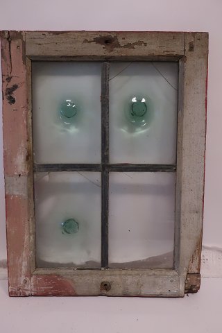 Fenster Rahme mit Butzenscheibe (ursprünglich genau für ein Fenster oder Fenster 
im Tür gemacht)
Ende 1700-Jahren
Antikke, schöne und sehr seltene Butzenscheiben, die wie alte Glässer 
handgemacht ist
Mass:
Fensterrahme: 54cm x 41cm
