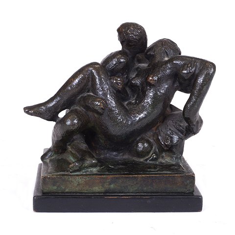 Danish bronze figur made and signed by Gerhard 
Henning, 1880-1967. H: 12cm. Base: 9,5x10,5cm
