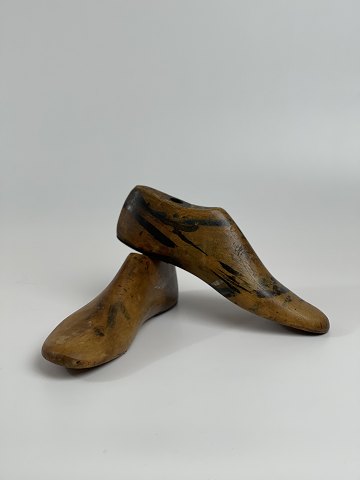 Paar antike holz Schuhe zuletzt in Größe 36. Spuren von der Schuhmacherarbeit 
mit Löchern von Nadeln/Nägeln in der Sohle