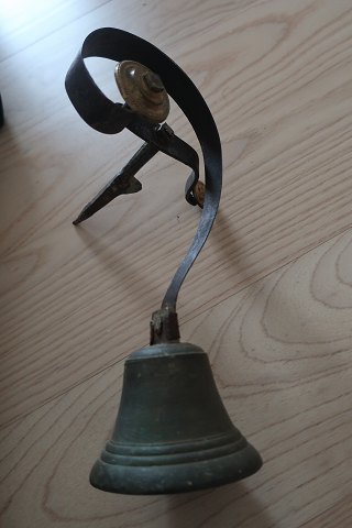 Eine antikke Glocke in einem Laden verwendet
Bronze
Die Hängevorrichtung ist aus Eisen gemacht
Um 1850