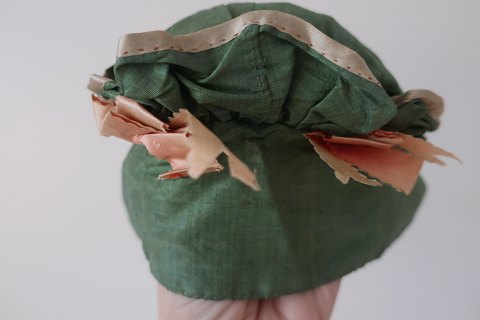 Antik Kinder-Häubchen/Kopfbedeckung
Aus Seide