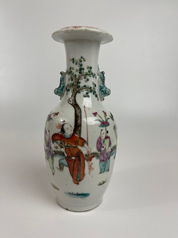 Antike chinesische Vase, Familie Rose, mit Szenen und Menschen in einem Garten. 
19.-20. Jahrhundert